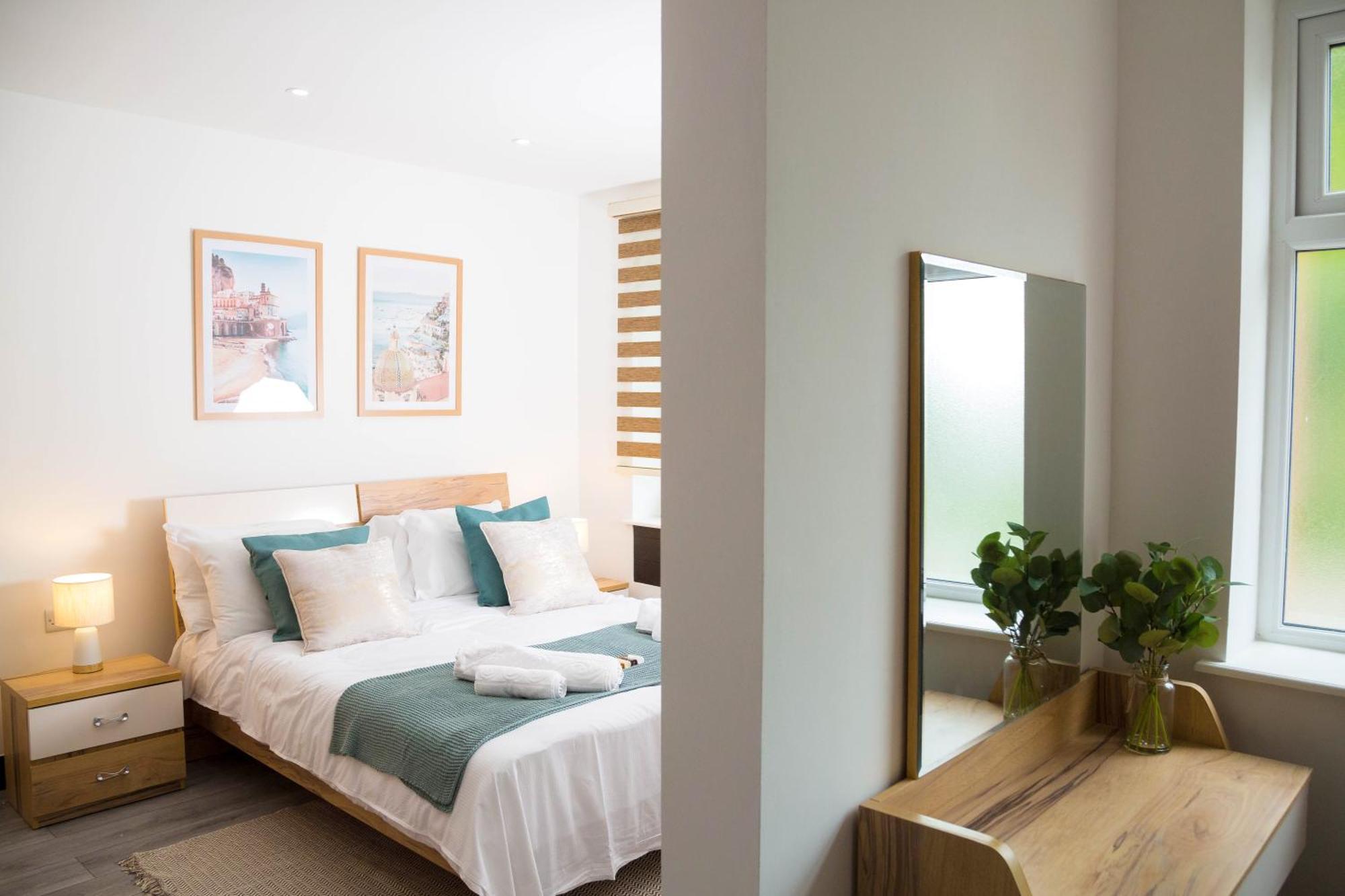 By Bevolve - Free Parking Holiday home Manchester