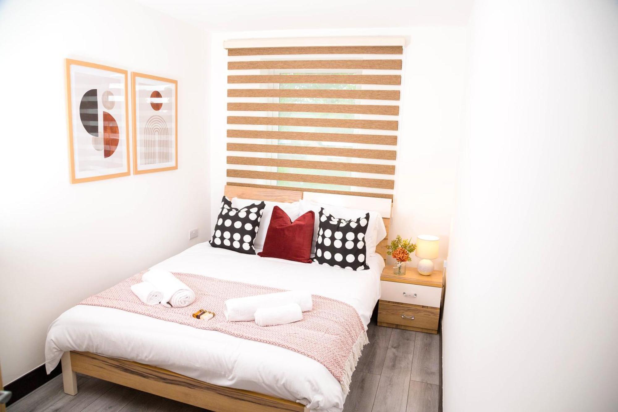 By Bevolve - Free Parking Holiday home *